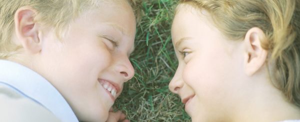 ©LAURENCE MOUTON/6PA/MAXPPP ; PREADOLESCENTS. Boy and girl with foreheads touching